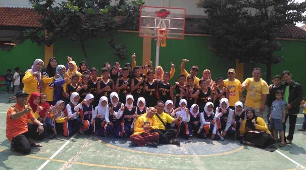 Kemeriahan Warna Hijau Diantara Merah dalam Lomba Bola Basket Tingkat SD/MI di Jepara