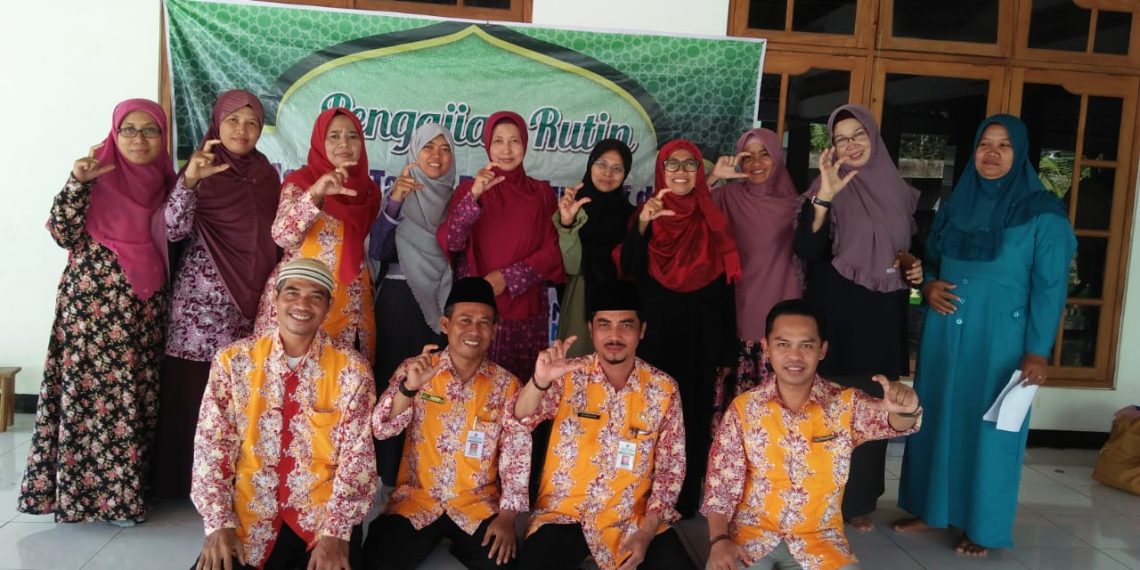 Bhakti Sosial Kesehatan Untuk Para Jamaah Majlis Taklim Bina Muallaf Karanggondang Mlonggo Jepara