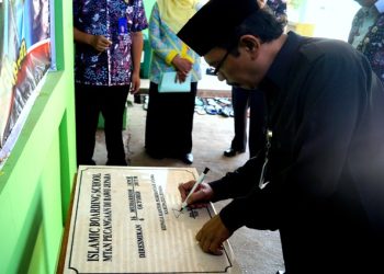 Penandatanganan Prasasti Peresmian Gedung Islamic Boarding School (IBS) MTsN Pecangaan di Bawu Jepara