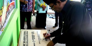 Penandatanganan Prasasti Peresmian Gedung Islamic Boarding School (IBS) MTsN Pecangaan di Bawu Jepara