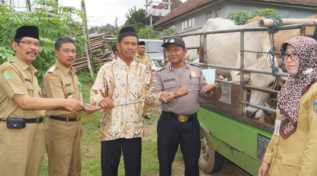 UPZ Salurkan Zakat Produktif di Pakis Aji