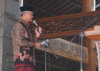 Gubernur Ganjar Tampil Santri; Berkemeja Lengan Panjang, Bersarung dan Berpeci di MQK ke-VI Jepara