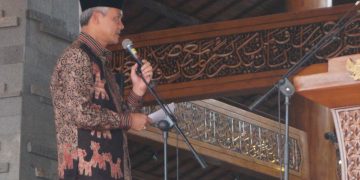 Gubernur Ganjar Tampil Santri; Berkemeja Lengan Panjang, Bersarung dan Berpeci di MQK ke-VI Jepara