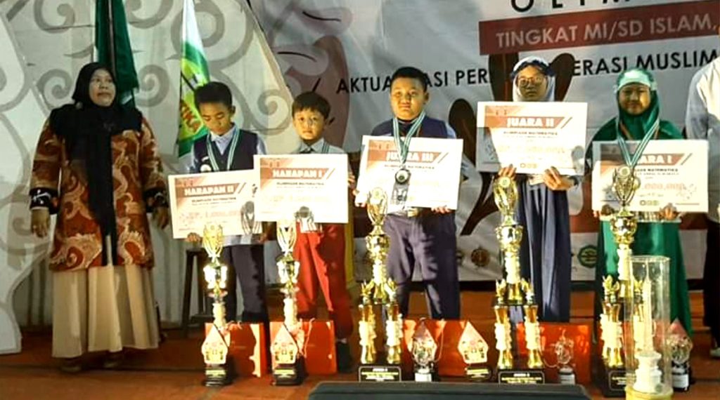 Naila Raih Juara Umum dan Juara 1 Olimpiade Matematika Se-Jawa