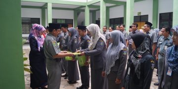Kepala Kankemenag Jepara menyerahkan SK PNS dan Mutasi