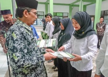 Wajah Bahagia Warnai Serah Terima SK PNS