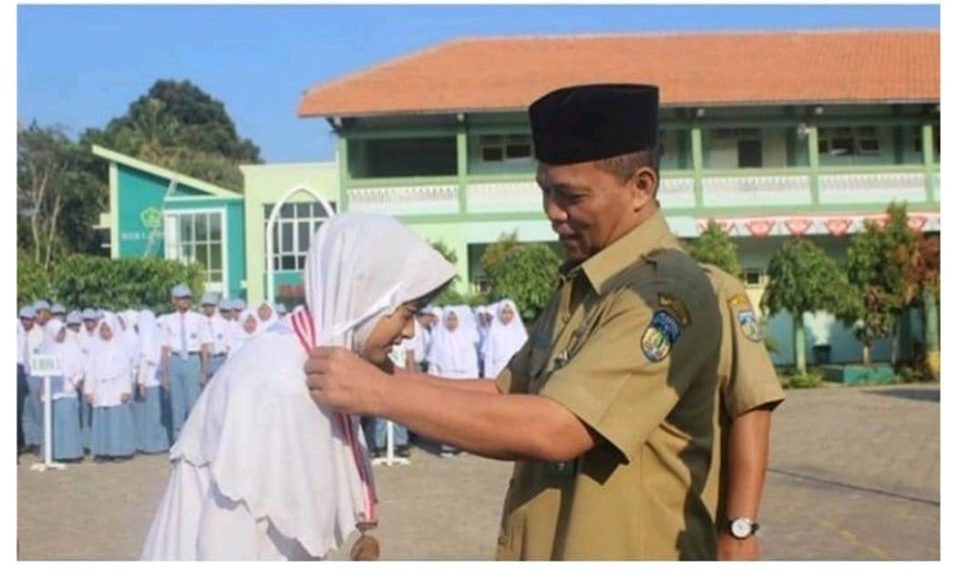 Penyerahan Medali Juara Panjat Dinding Pantura II