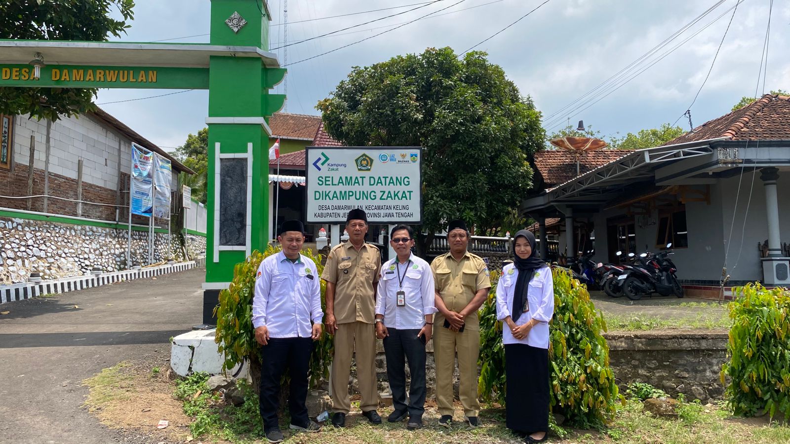 Pemasangan Papanisasi Kampung Zakat Desa Damarwulan, Keling, Jepara