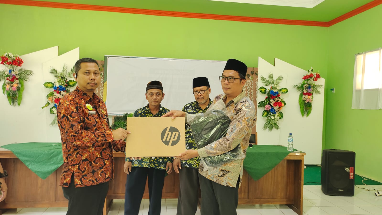 Optimalisasi Wakaf Uang untuk Pendidikan: Bantuan Laptop Dukung Digitalisasi Madrasah di Karimunjawa
