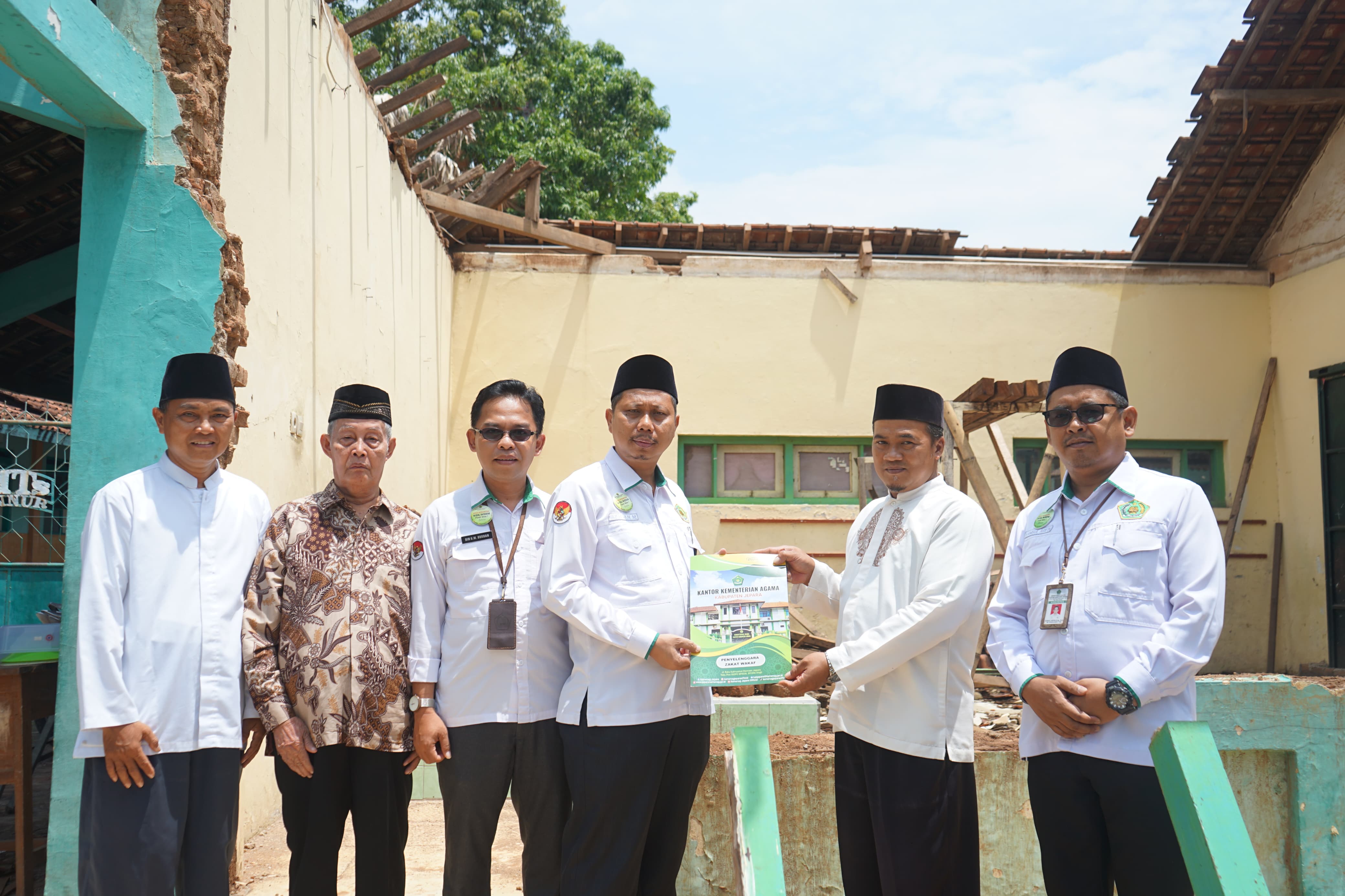 Wujud Kepedulian terhadap Dunia Pendidikan, UPZ Kemenag Jepara Salurkan Bantuan