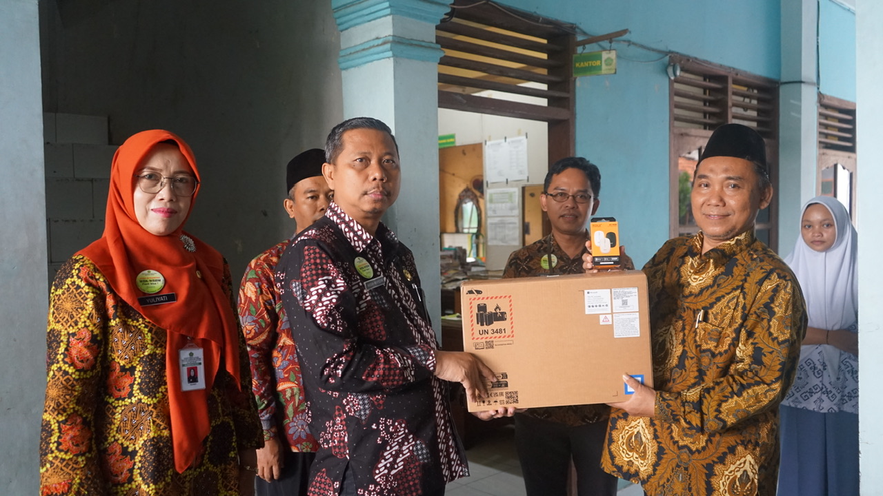 Dukung Penguatan Tata Kelola, Kemenag Jepara Serahkan Laptop untuk MA Al-Alawiyah