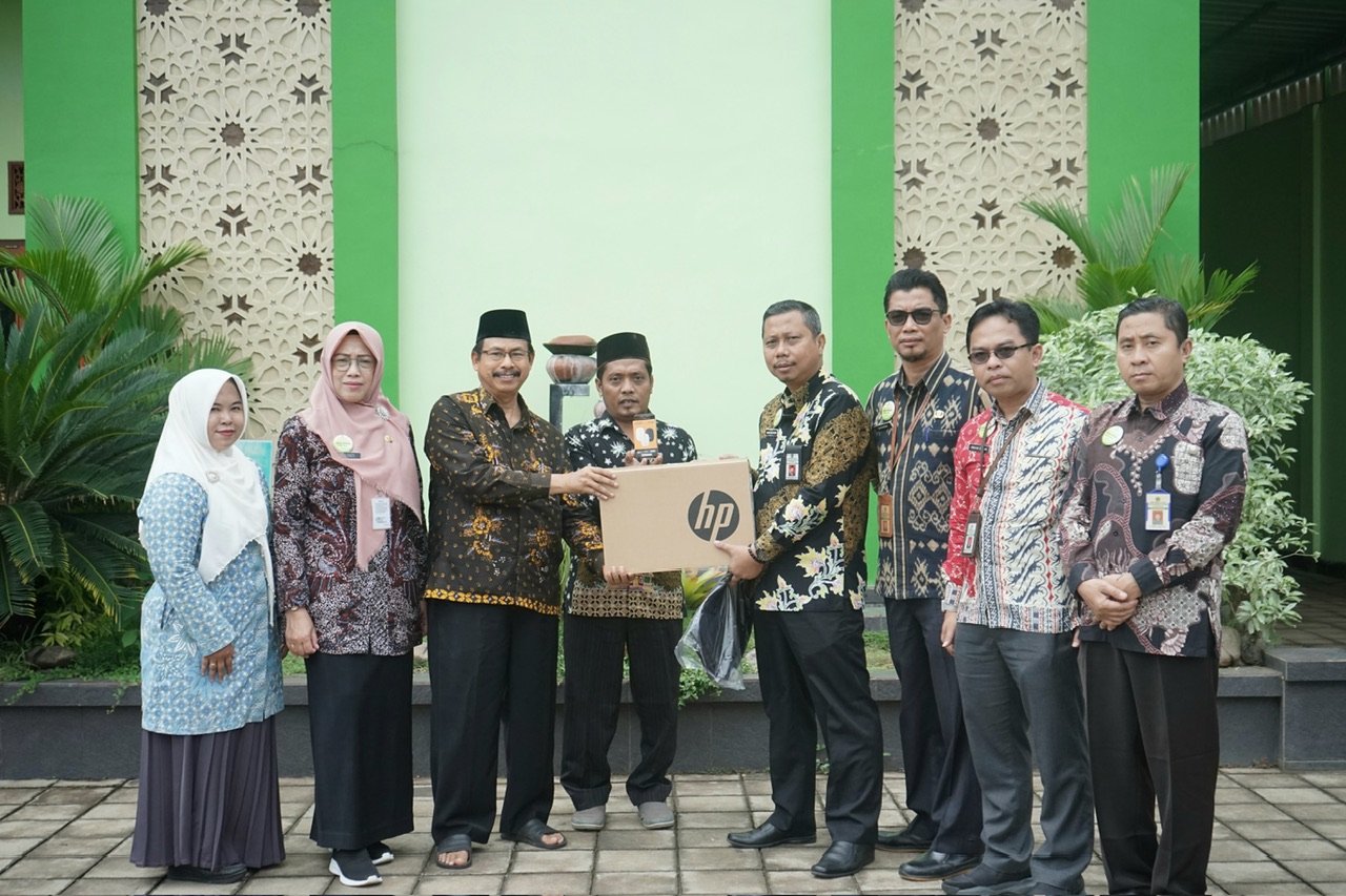 UPZ Kemenag Jepara Salurkan Bantuan Laptop untuk RA Baiturrouf Telukwetan