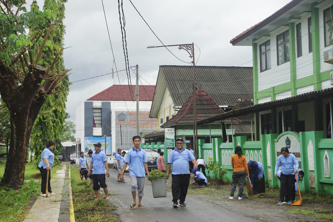 Penerapan Ekoteologi: Kemenag Jepara Tanam Pohon dan Bersihkan Lingkungan Kantor