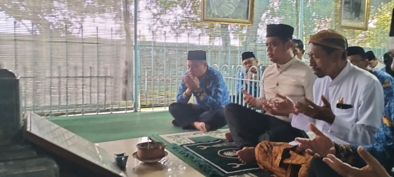 Kepala Kankemenag Jepara Dampingi Bupati Jepara Ziarah ke Makam Leluhur di Kudus