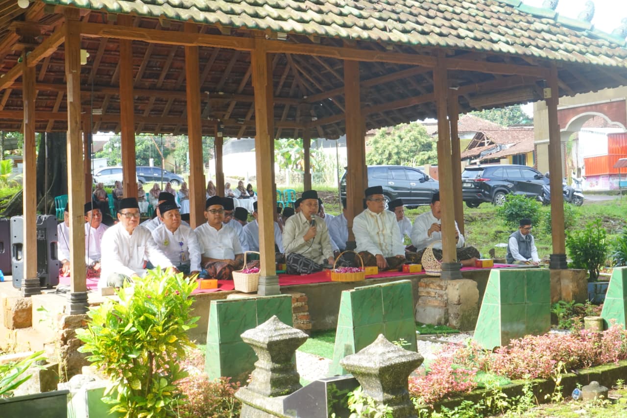 Kankemenag Jepara Gelar Ziarah Makam dalam Rangka HAB ke-80 Kemenag RI