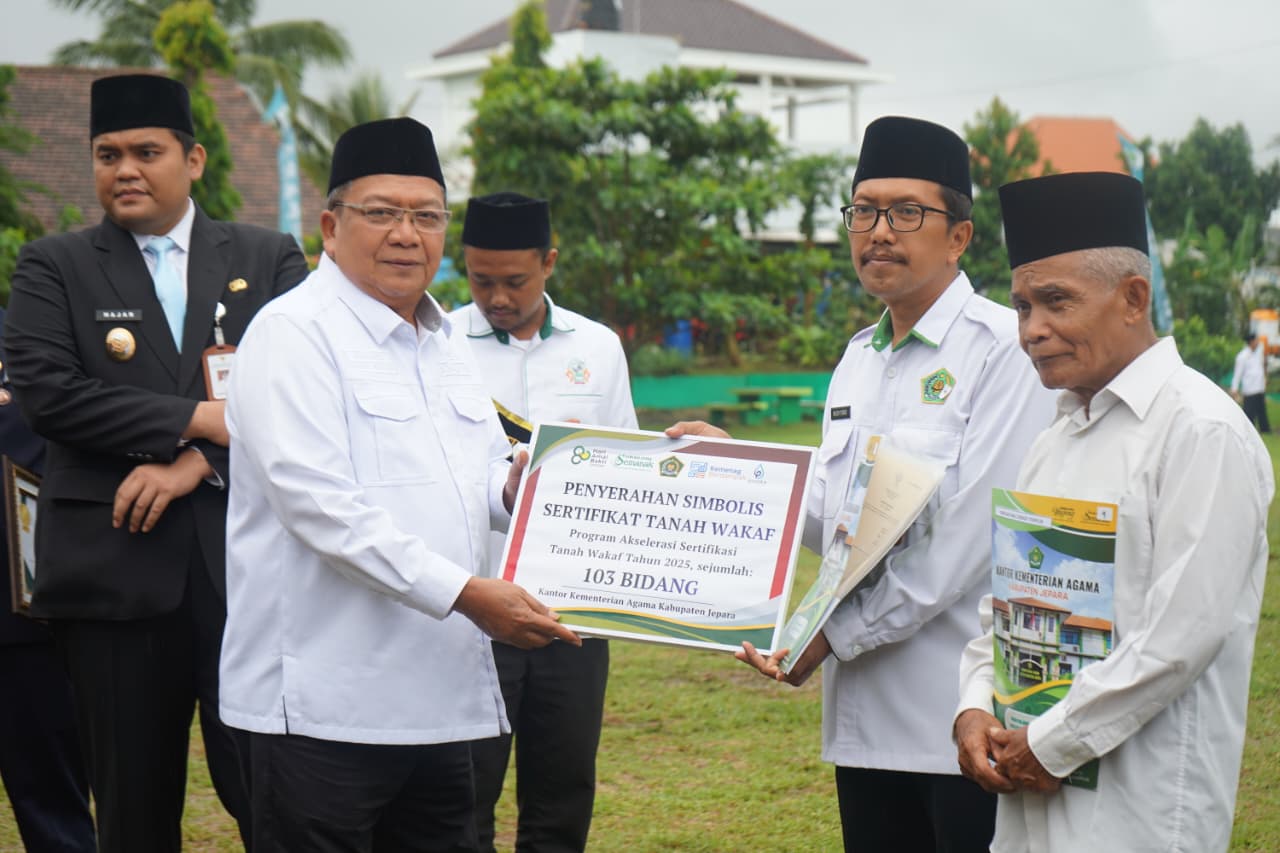 Penyerahan 103 Sertifikat Wakaf Warnai Upacara HAB Kemenag ke-80 di Jepara