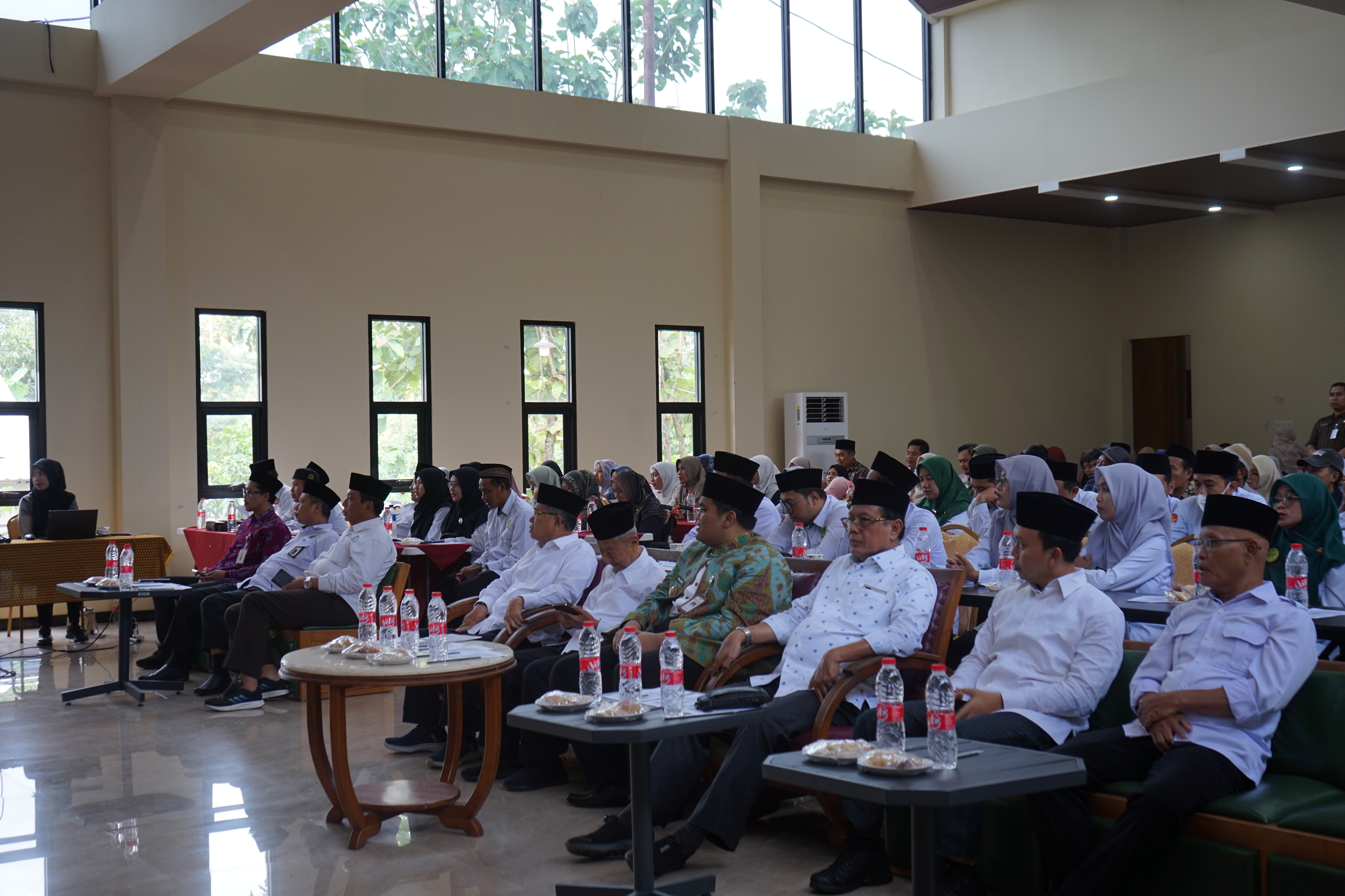 Dorong Kemandirian Umat, Kepala Kemenag Jepara Hadiri Penyerahan Bantuan Modal Usaha bagi 148 Mustahik Produktif