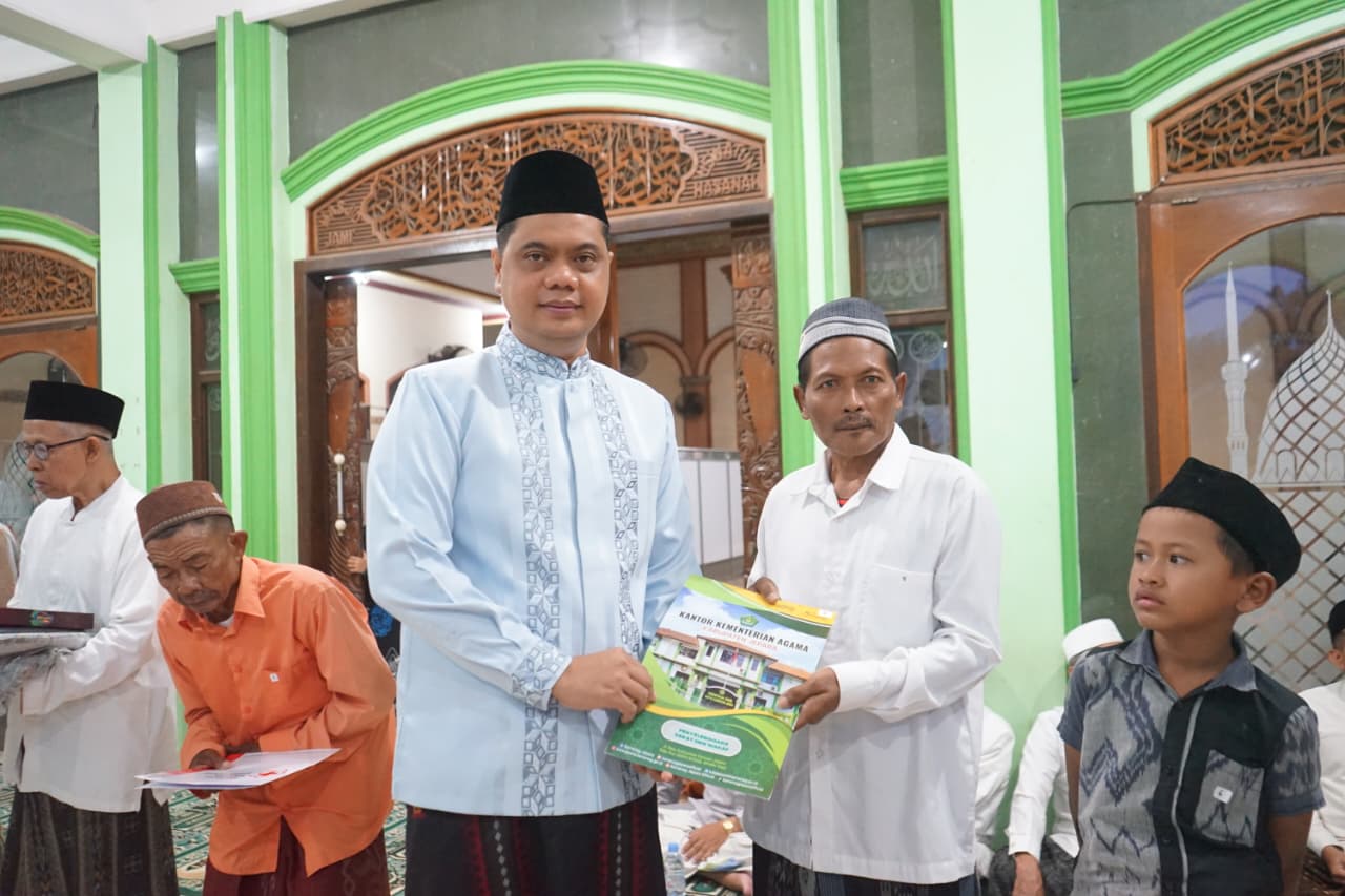 Kemenag Jepara Serahkan Santunan Marbot Masjid dan Yatama di Safari Ramadan Perdana