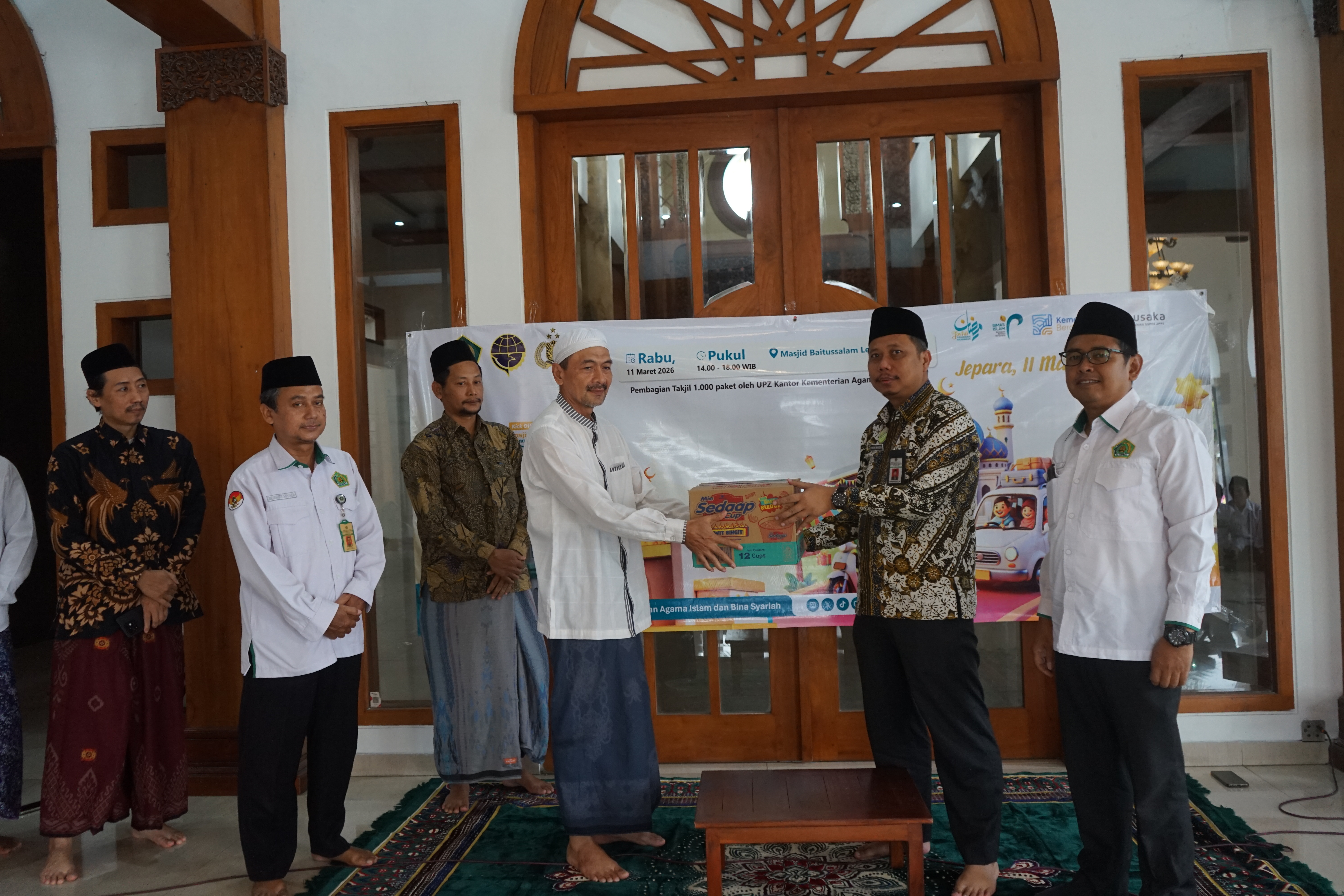 Kick Off Masjid Ramah Pemudik di Masjid Baitussalam Lebuawu, Kankemenag Jepara Bagikan 1.000 Paket Takjil