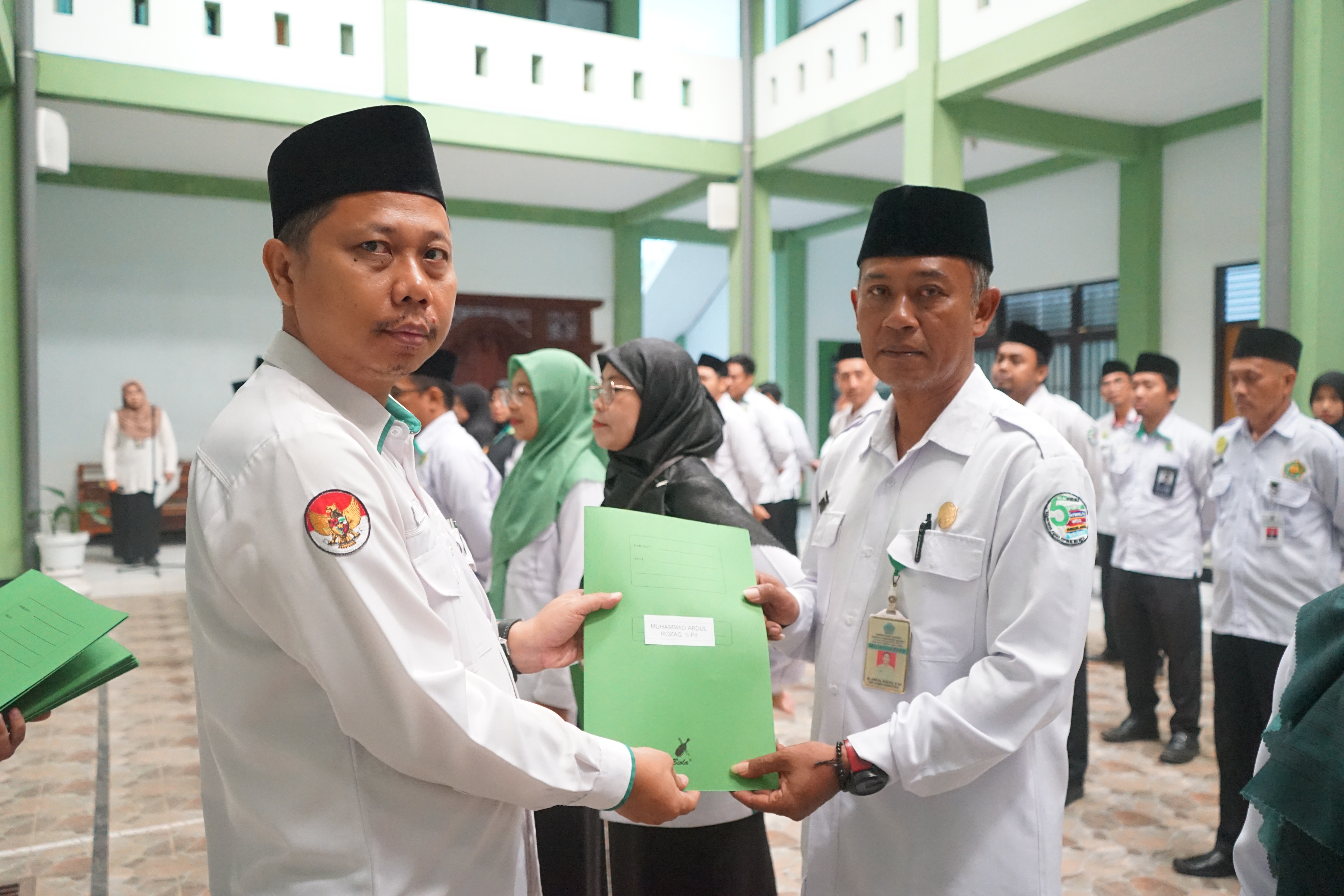 Kemenag Kabupaten Jepara Serahkan ST PLT Kepala KUA dan SK Kenaikan Pangkat, Tegaskan Komitmen Jauhi KKN dan Gratifikasi