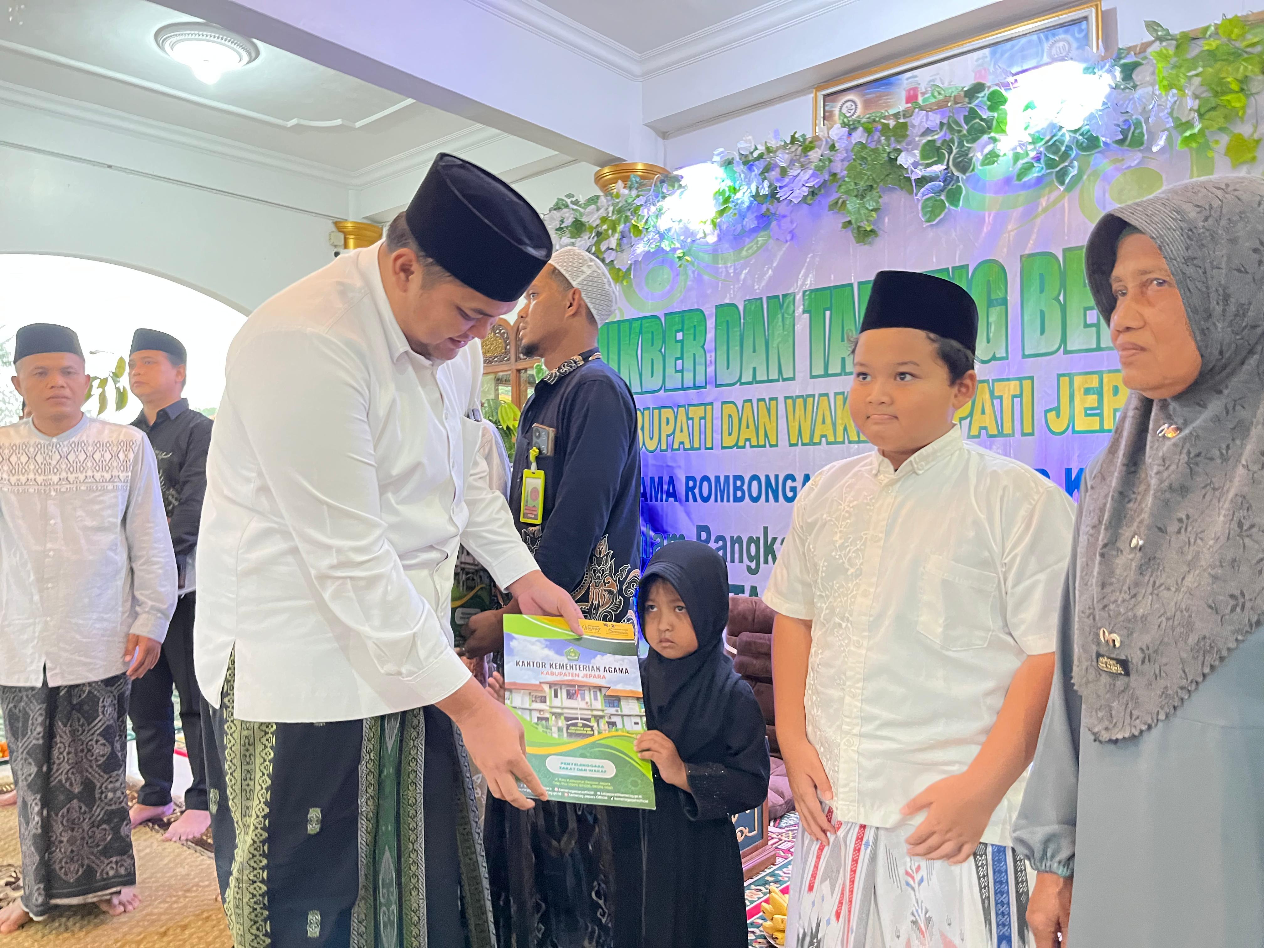 Safari Ramadan : Kemenag Jepara Salurkan Santunan untuk Marbot dan Yatama di Wedelan, Wabup Paparkan Program Prioritas
