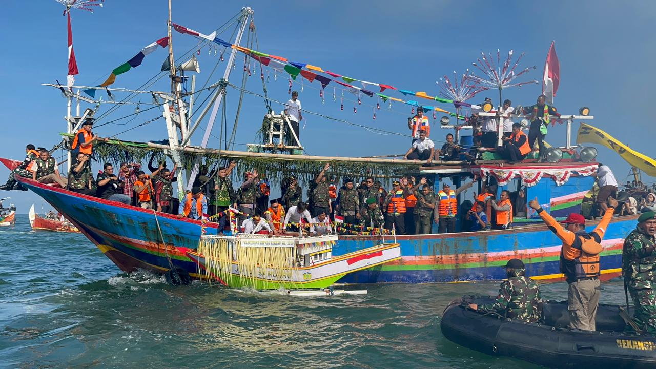 Puncak Pesta Lomban Jepara: Larung Kepala Kerbau dan Festival Kupat Lepet Penuh Makna Syukur