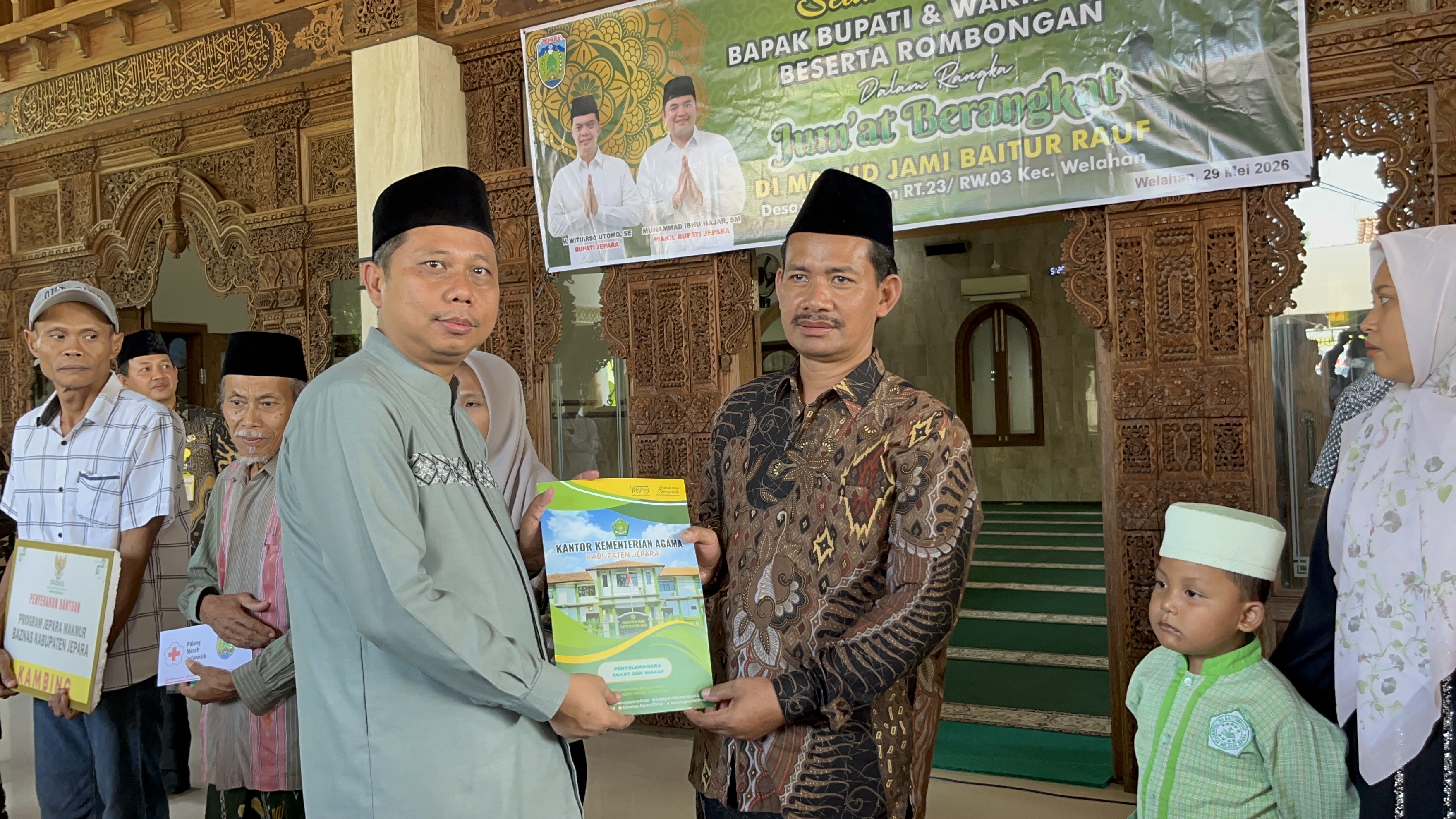 Kakankemenag Jepara Serahkan Bantuan Marbot dan Santunan Anak Yatim di Masjid Baitur Rauf
