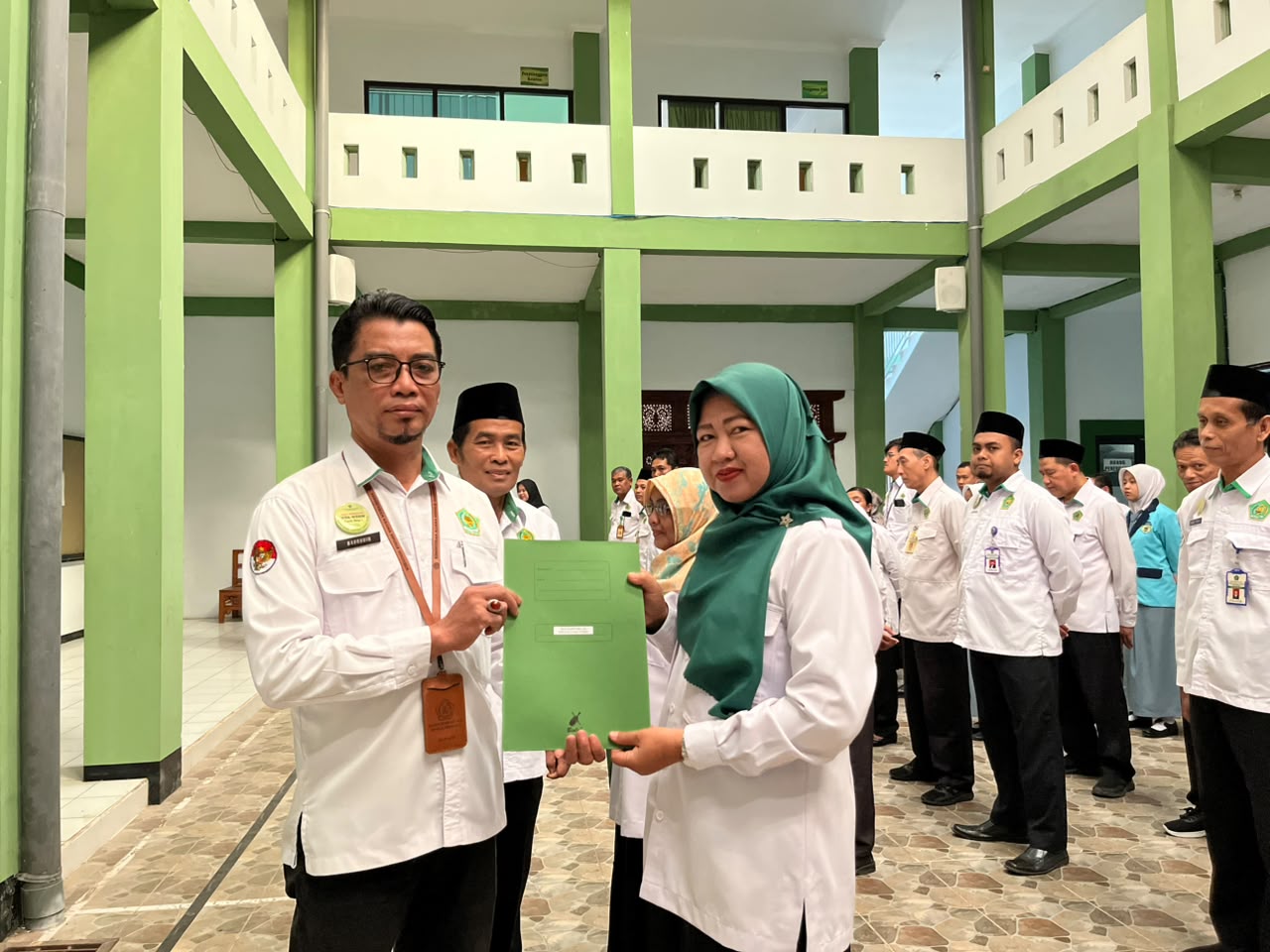 Perkuat Pemerataan Tenaga Pendidik, Dua Guru Madrasah Jepara Terima Surat Pindah Tugas