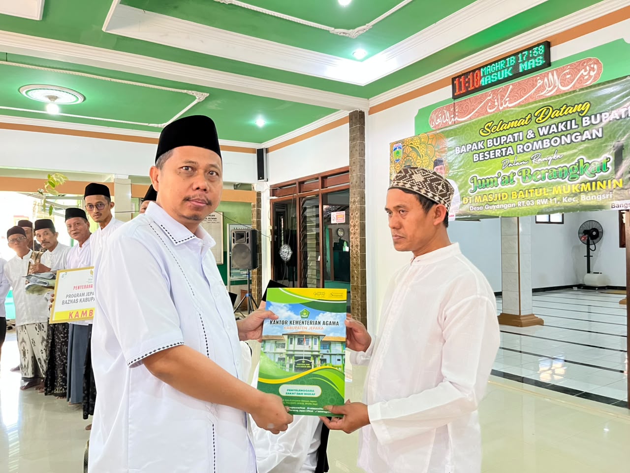 Apresiasi Dedikasi Marbot Masjid Baitul Mukminin, Kankemenag Kabupaten Jepara Serahkan Bantuan