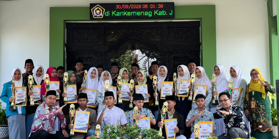 Penyerahan Penghargaan 33 Peserta OMI Sains, Kakankemenag Kabupaten Jepara Pesankan Tetap Rendah Hati