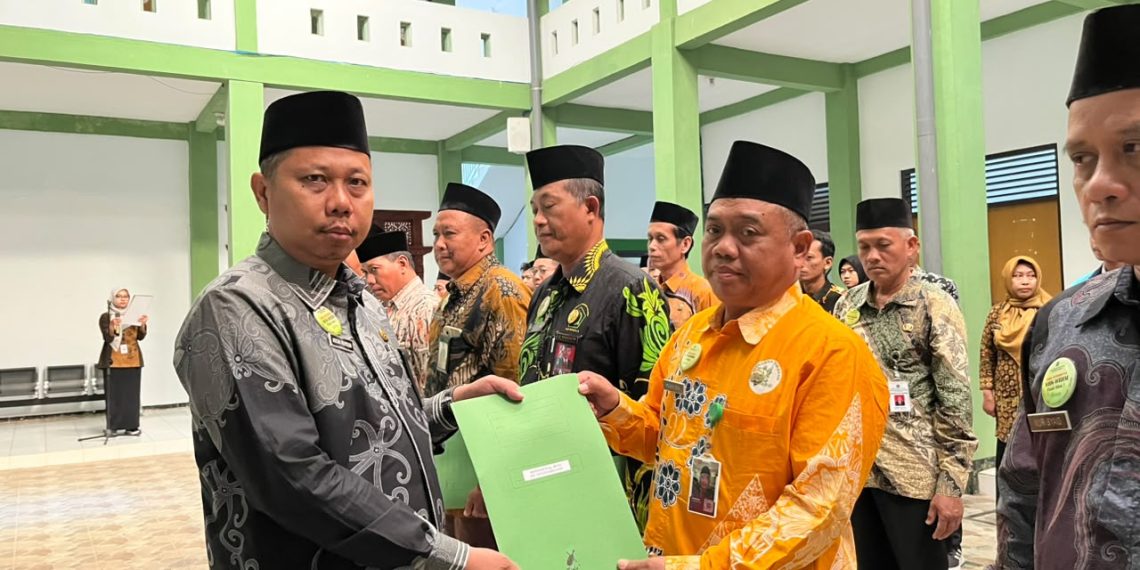 Langkah Baru Pengabdian, Kankemenag Kab. Jepara Serahkan SK Kenaikan Pangkat dan Pembagian Tugas Wilayah Binaan