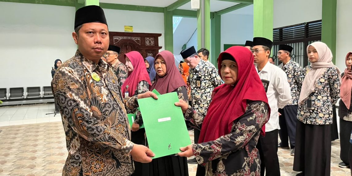 Apresiasi Pengabdian dan Kinerja, Kankemenag Jepara Serahkan SK Pensiun dan Kenaikan Pangkat